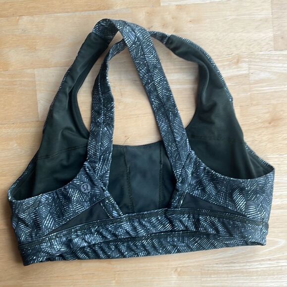 Lululemon Size 8 Green Patterned Leaf Sports Bra Halter Back - Picture 2 of 4